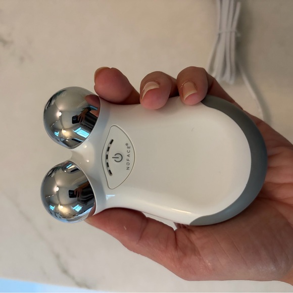 Nuface Mini Microcurrent device - Picture 2 of 3